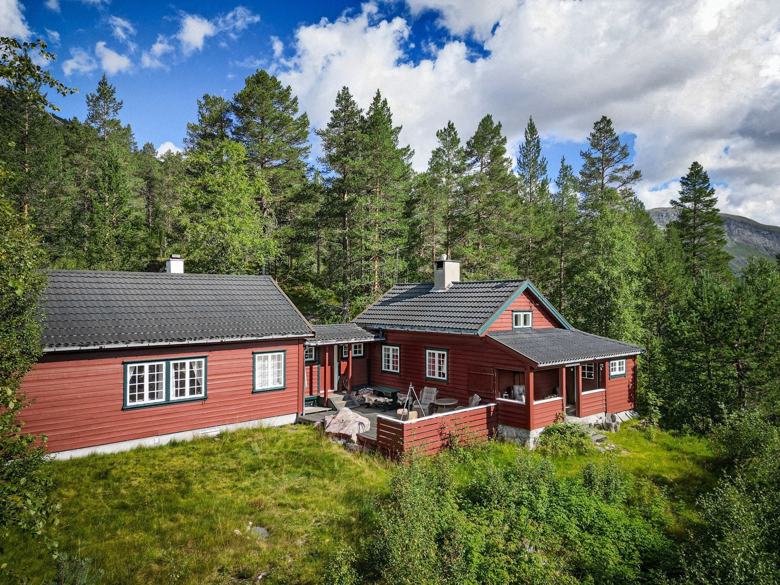 Fasade med flott uteplass.Vi går nå videre til den eldre delen Galleribilde