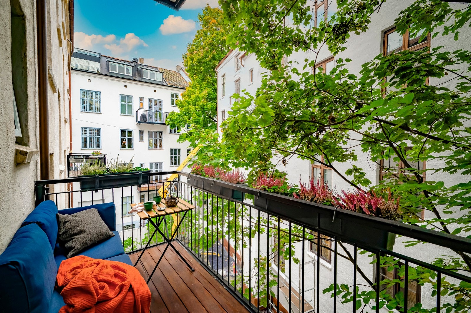 På solskinnsdager kan du trekke ut på balkongen som ligger utenfor det ene soverommet. Galleribilde