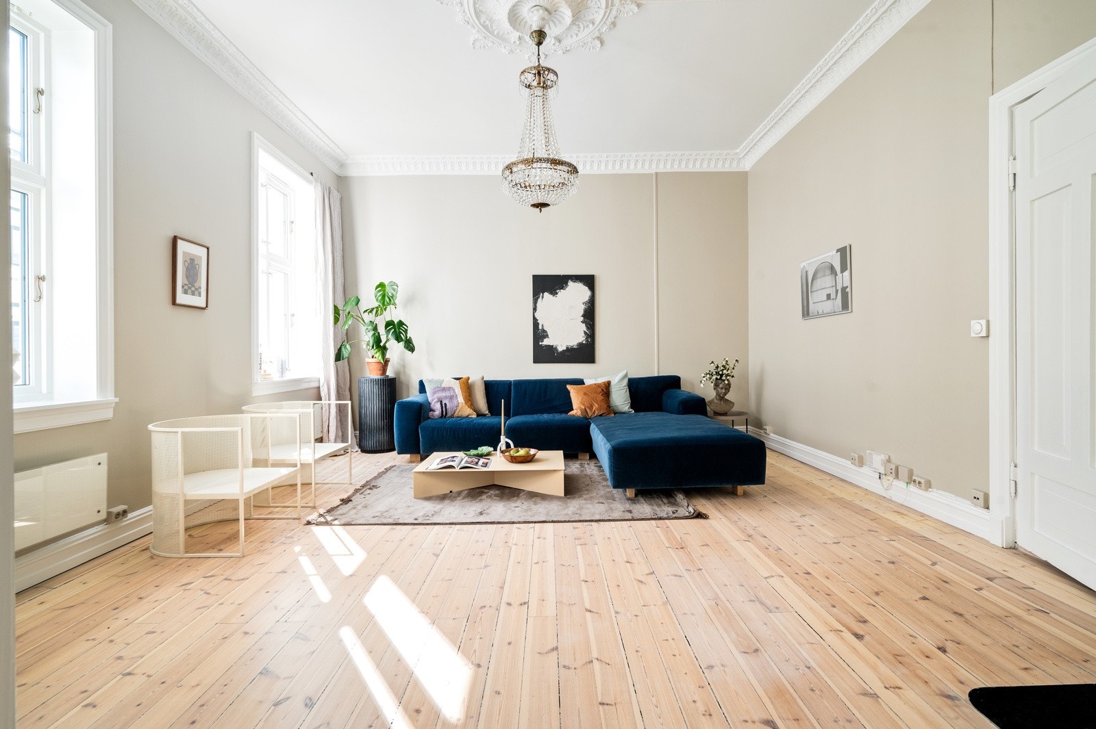 Det er god plass til stor sittegruppe, sofabord og medievegg om ønskelig. Galleribilde