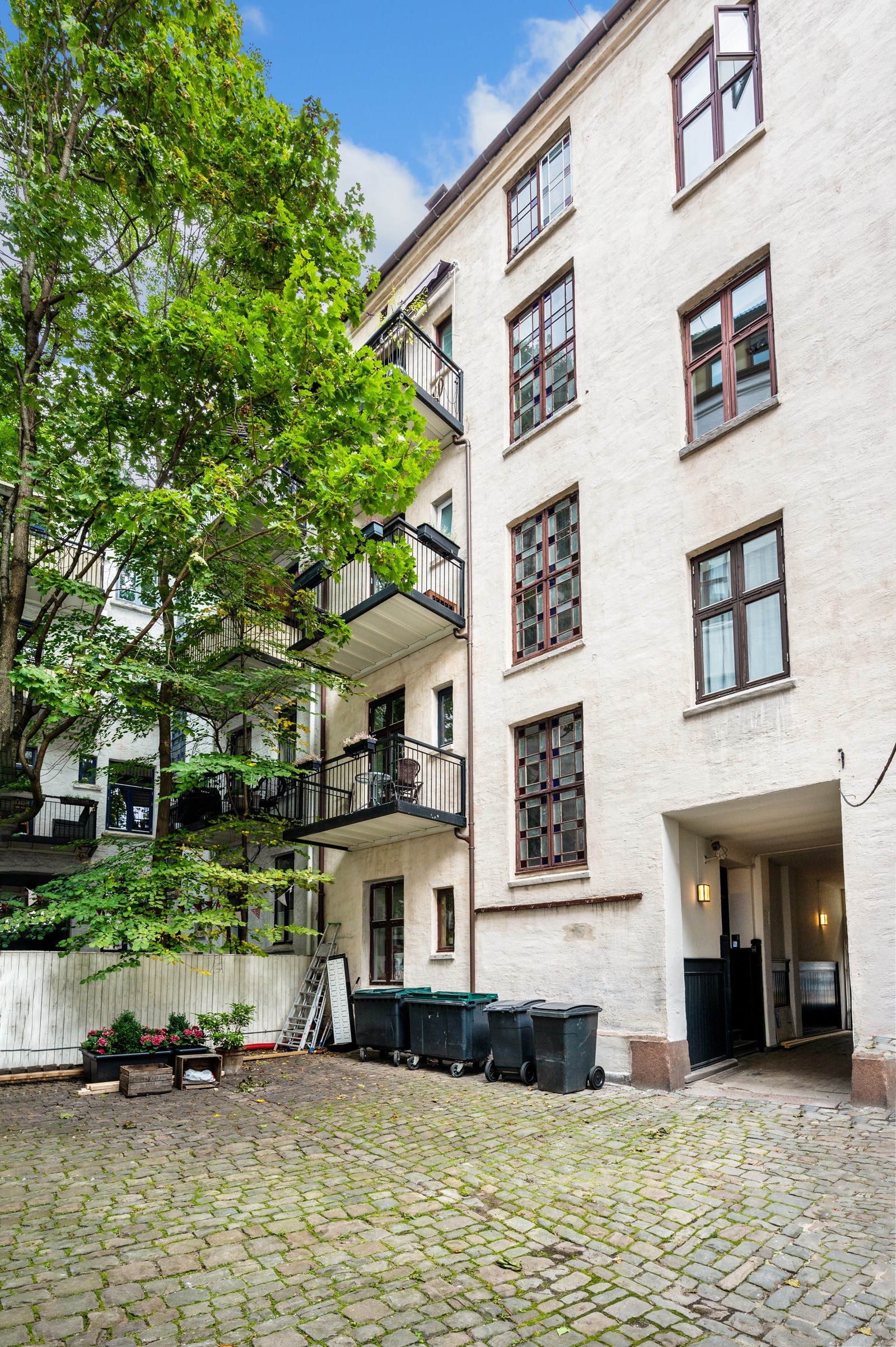 Bakgården er pent opparbeidet med belegningsstein, gressplen, prydvekster og blomsterbed, samt sykkelparkering. Galleribilde