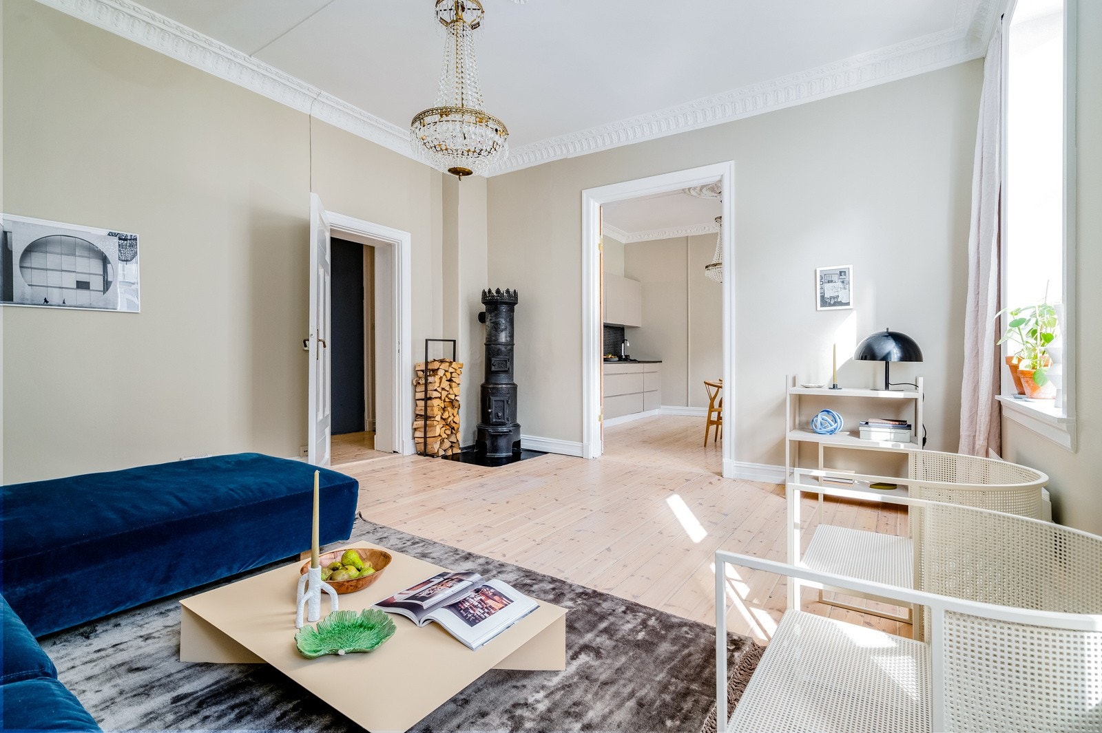 Stuen har i tillegg en flott prinsesseovn og original, tofløyet tredør inn til kjøkkenet. Galleribilde