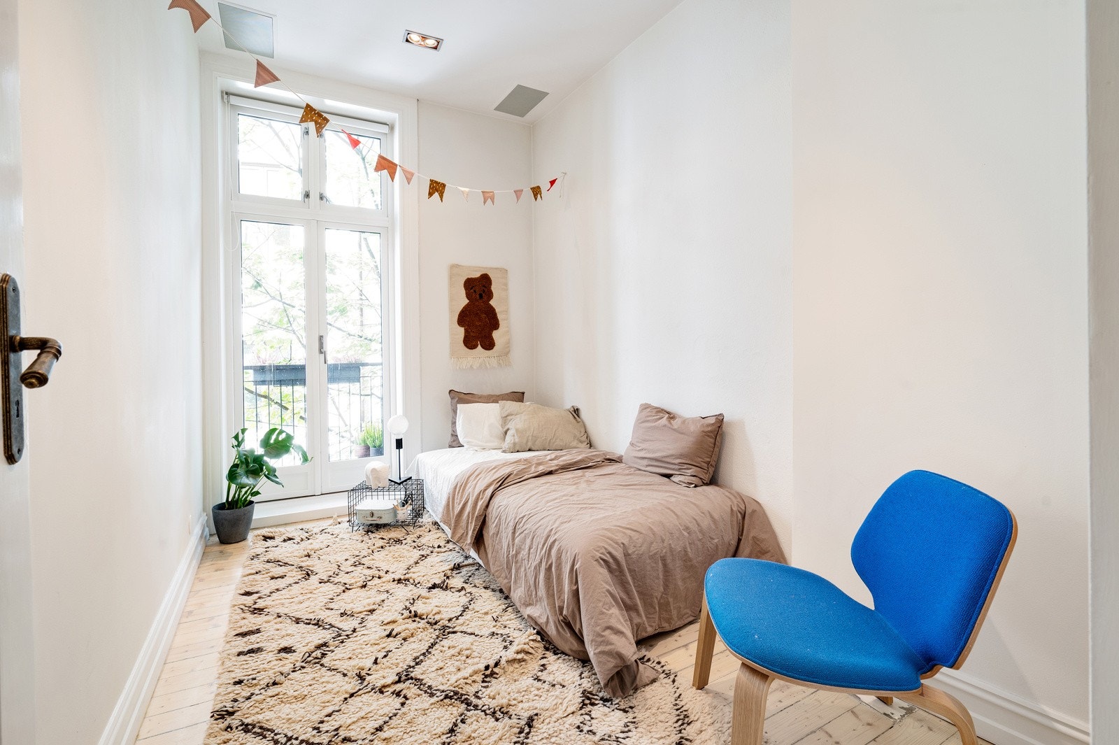 Det ene soverommet har en tofløyet glassdør ut til balkongen. Galleribilde