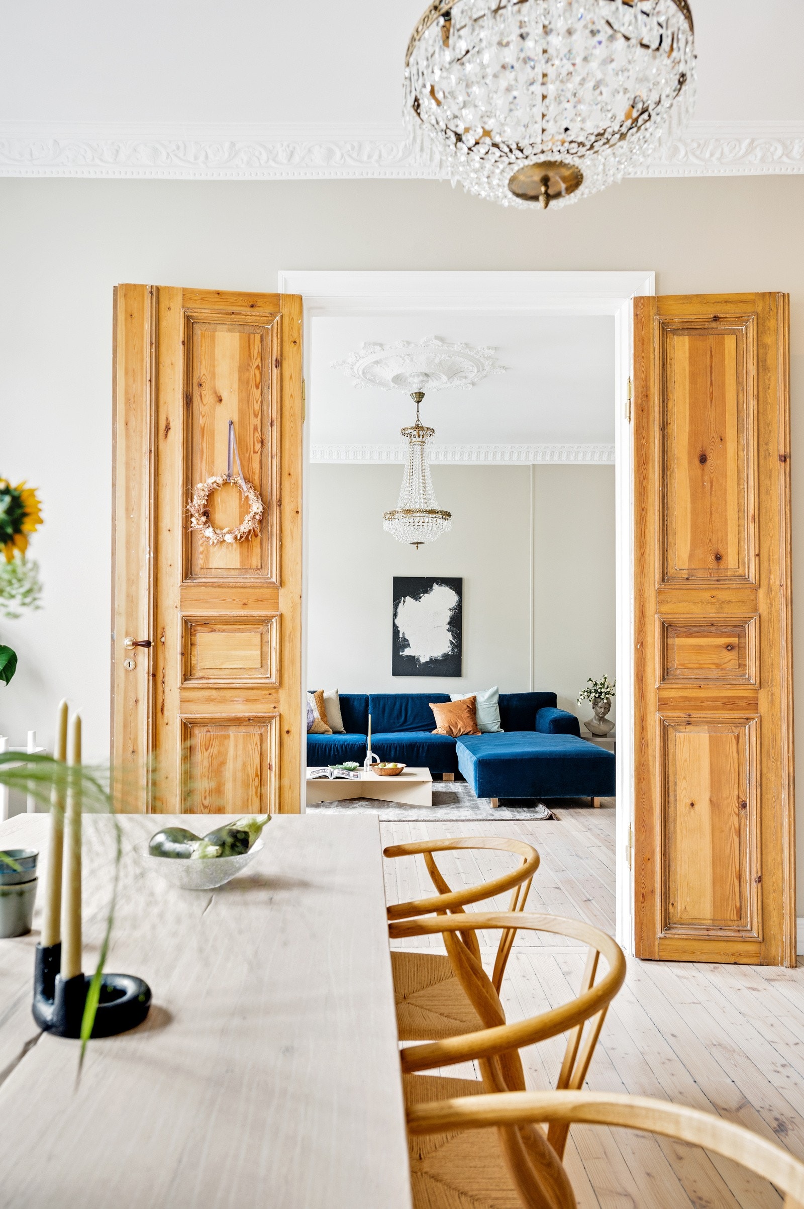 Leiligheten har flotte detaljer som ekstra takhøyde, originale tregulv og -dører, rosetter, stukkatur og store krysspostvinduer. Galleribilde
