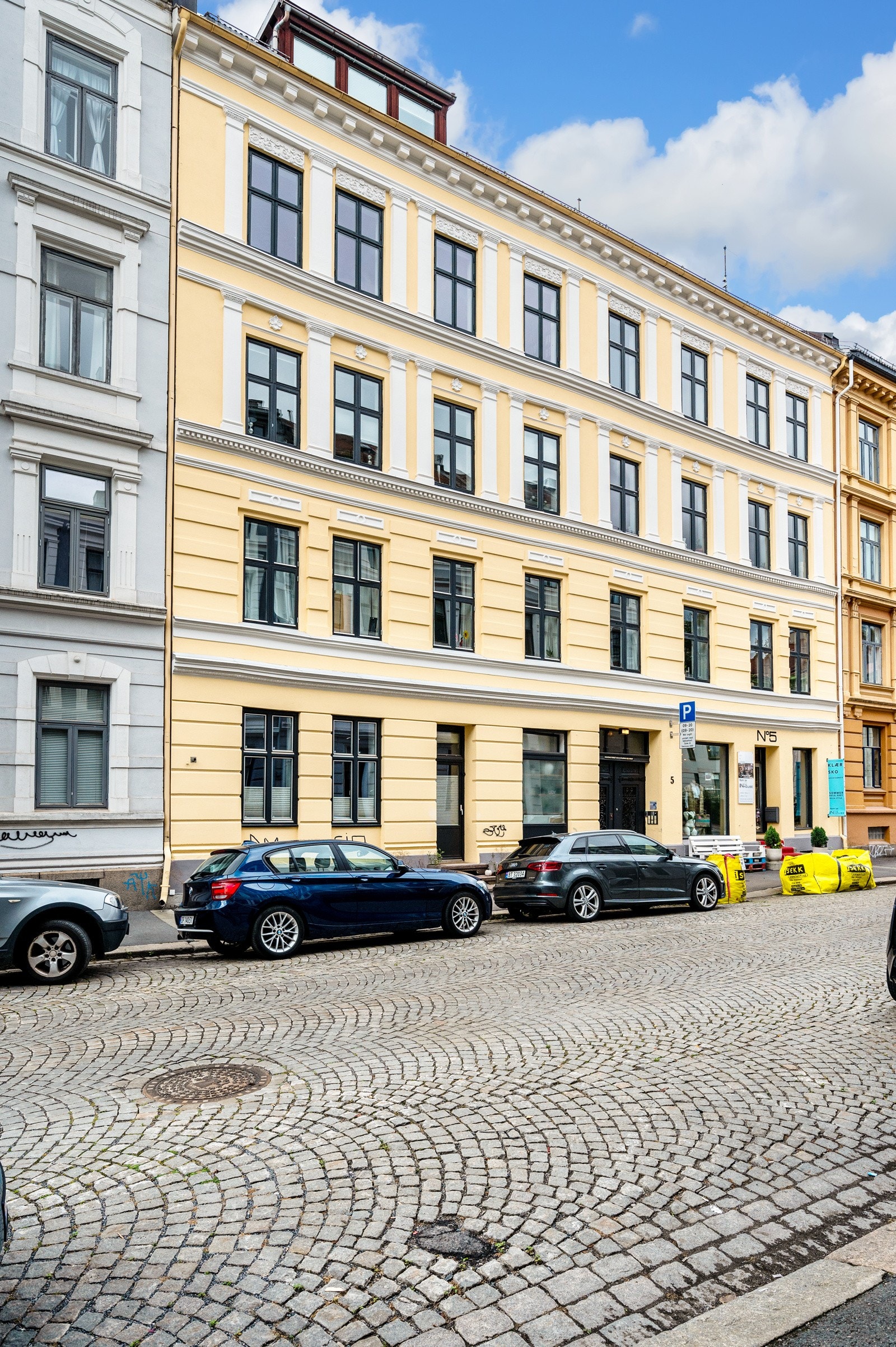 Fasaden ble oppgradert i 2007, noe som inkluderte nye vinduer ut mot gaten. Fasade og portrom er videre oppgradert i 2020/2022. Galleribilde