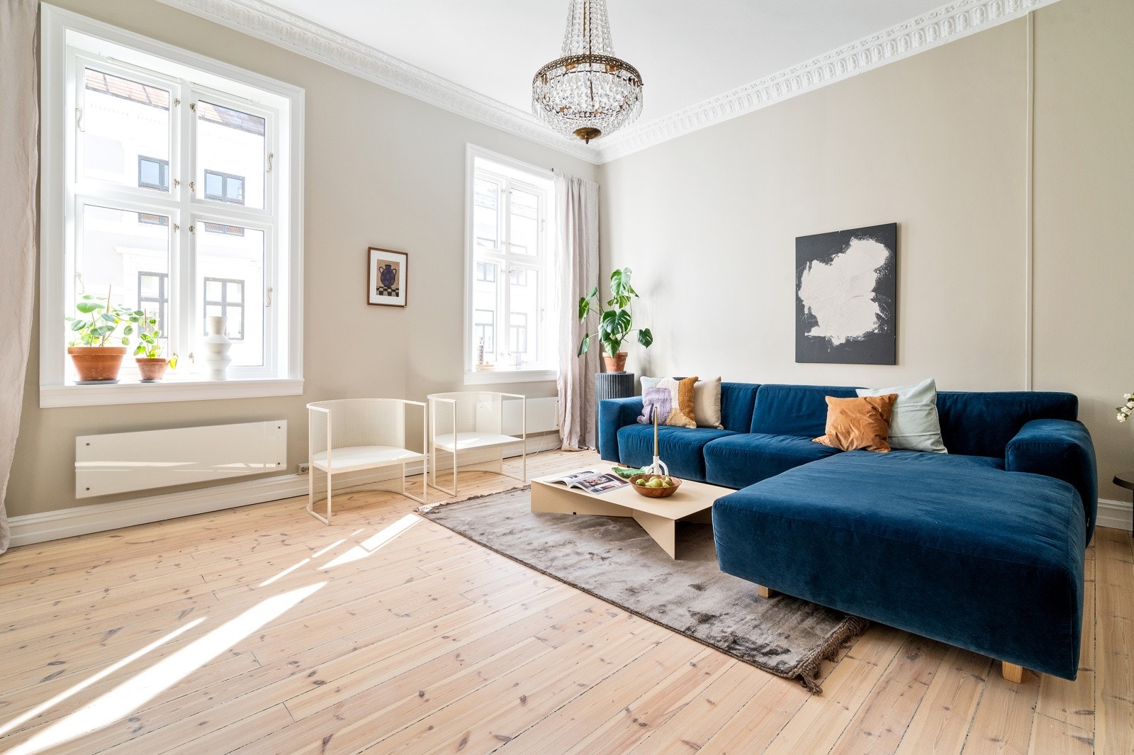 At dette er en klassisk bygårdsleilighet kommer virkelig til syne i stuen. Galleribilde
