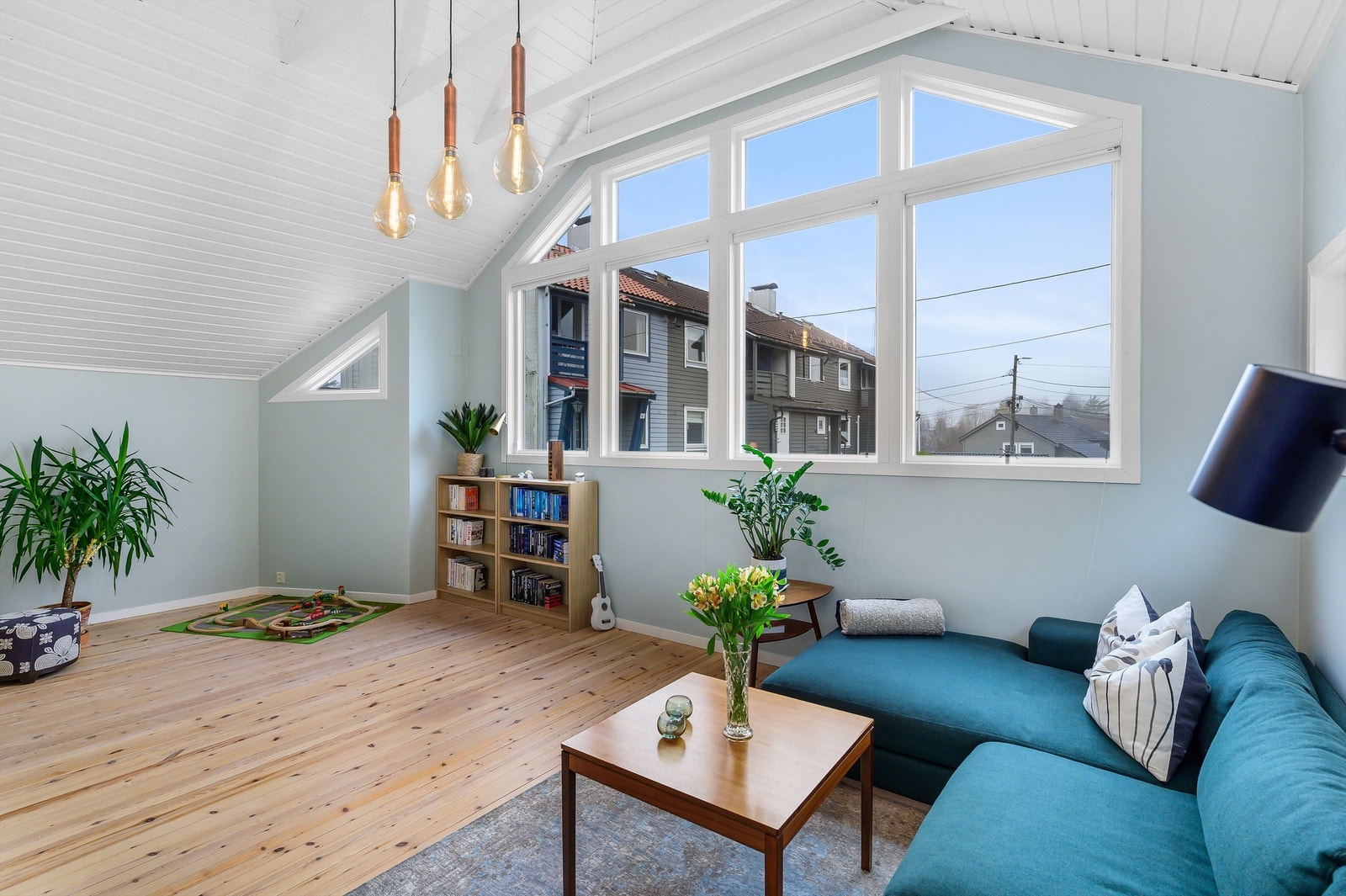 I tillegg til den opprinnelige stuen, ble huset i 1979 påbygget med et romslig atelier. Utstrakt bruk av vinduer sammen med god takhøyde sikrer utmerkede lysforhold, og en åpen atmosfære i boligen. Galleribilde