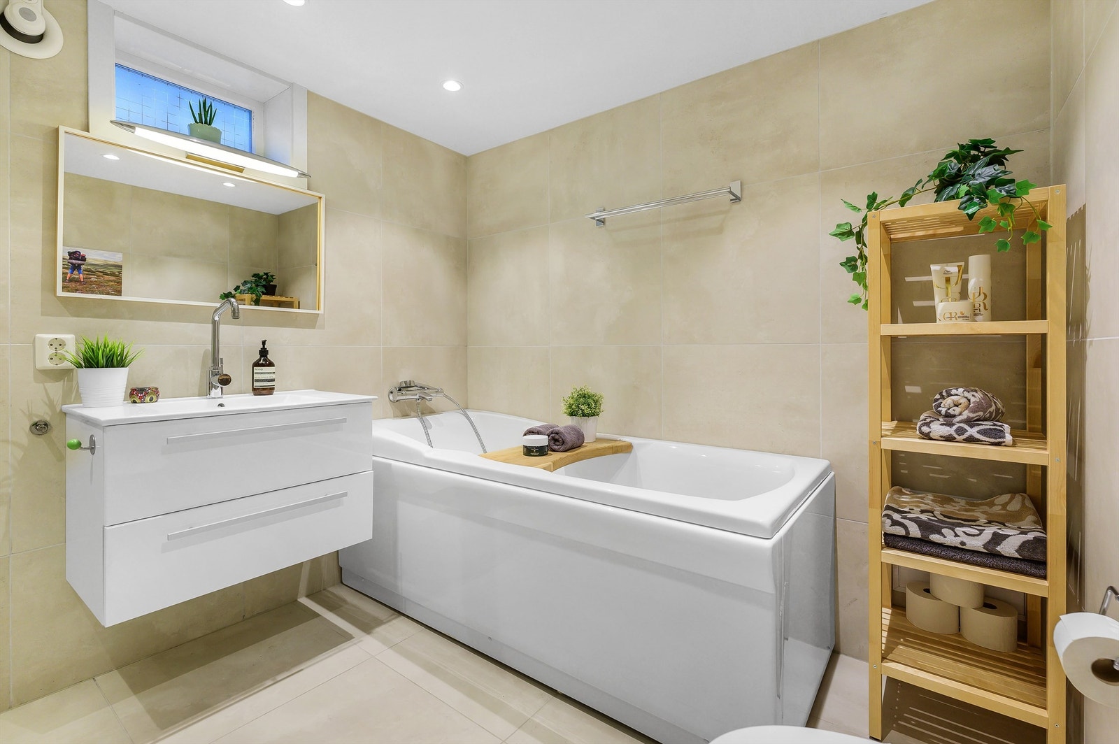 Baderommet i denne etasjen er også oppusset av tidligere eier i 2016 via JS Konsult & Co, dokumentasjon foreligger. Dette badet fremstår som en liten oase og er delikat helfliset. Galleribilde