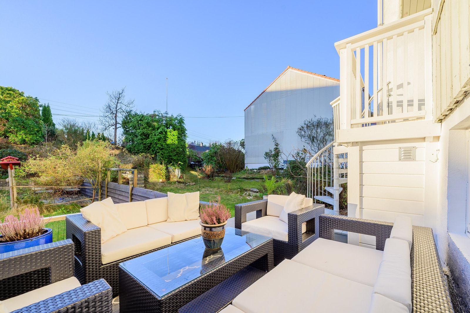 Boligen ligger skjermet i en rolig og attraktiv gate på Skjold med kort vei til Bybanen og øvrige ønskede nødvendigheter. Boligen byr på en stor hage med opparbeidet terrasse, trampolineplass, og en koselig altan. Galleribilde