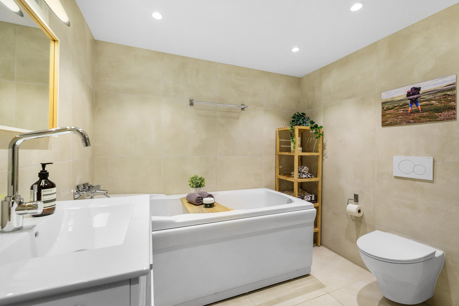 Av øvrig utstyr kan det nevnes vegghengt toalett, downlights i tak, og varmekabler i gulv. Galleribilde