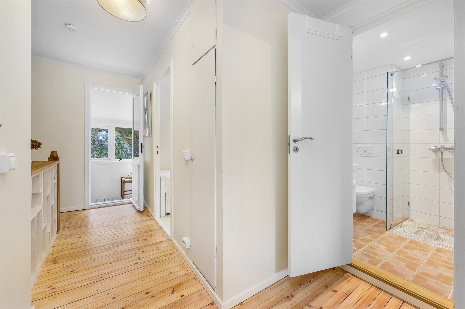 I boligens andre etasje finner man 3 gode soverom, kontor, samt baderom. I mellomgangen er det også en innvendig bod innredet som garderoberom. Galleribilde