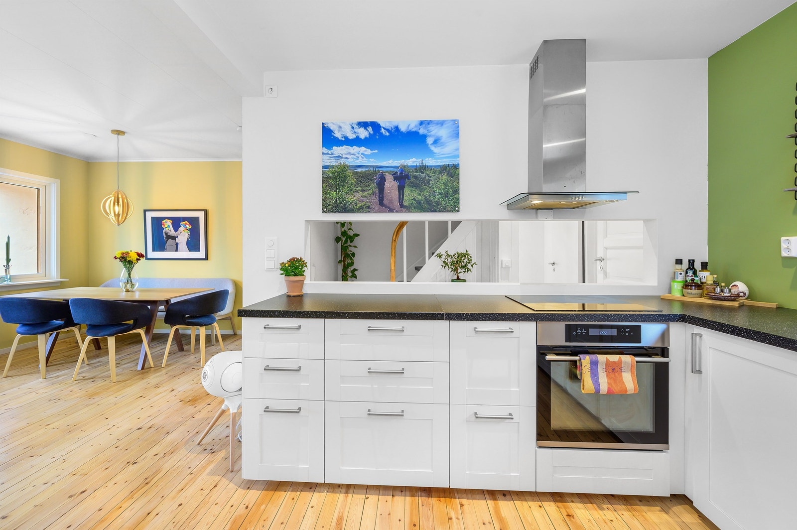 En ekstra fin detalj på kjøkkenet er det åpne "vinduet" mot gangen. Galleribilde