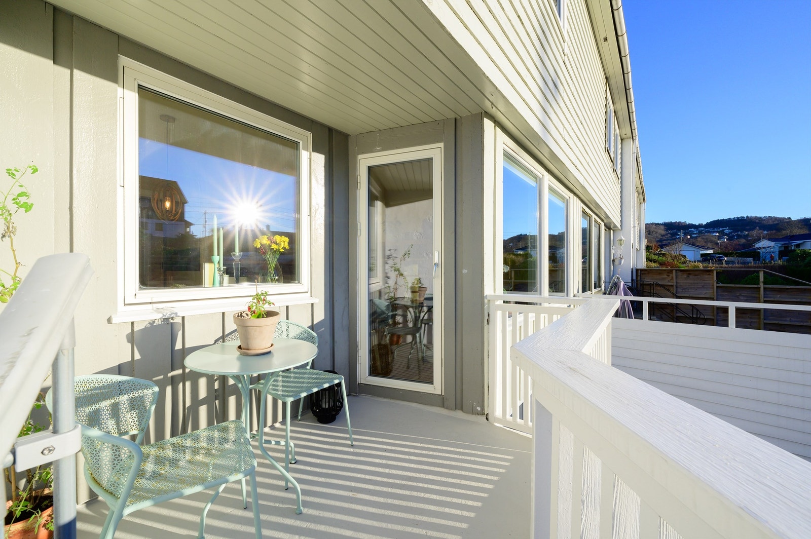 Fra den opprinnelige stuen er det utgang til altanen, som igjen har videre tilkomst ned til terrassen og hagen. Perfekt for å holde et øye med familiens minste medlemmer når de er ute og leker. Galleribilde