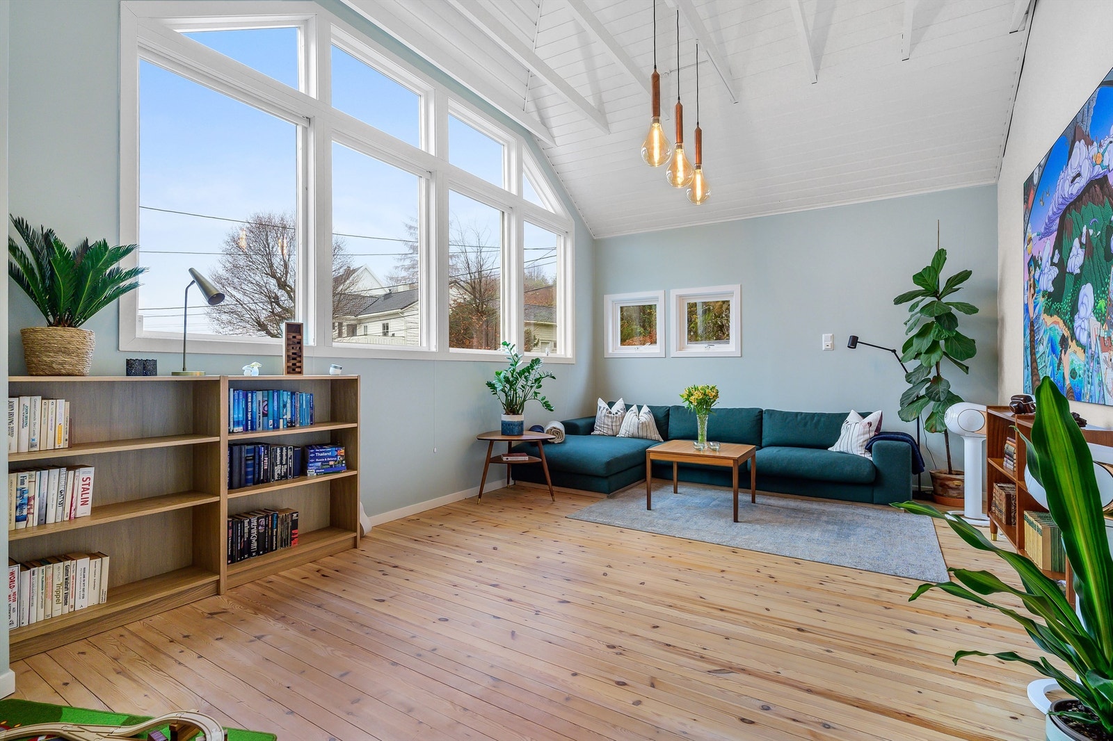 Velkommen til idylliske Hjortevegen 18 og en svært innbydende familiebolig! Presentert av Yvonne Silden Stephensen for Eiendomsmegler Krogsveen. Galleribilde