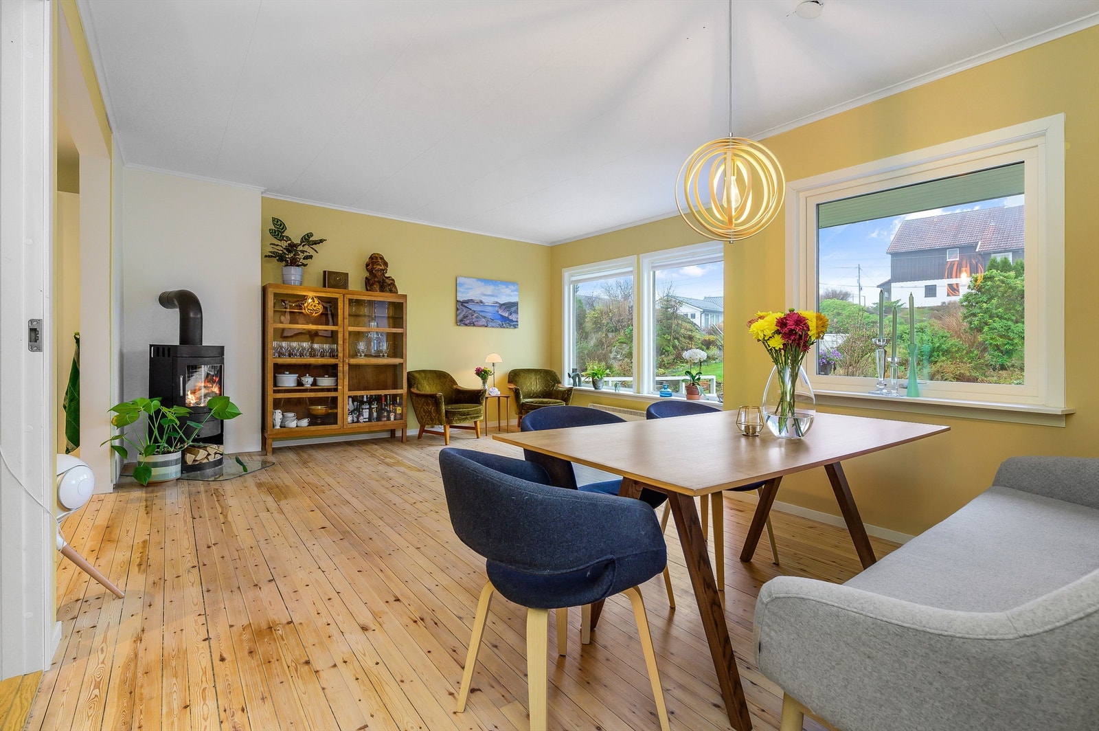 I den opprinnelige stuen er det en lun vedovn, og man har i tillegg varmepumpe montert i gang. Store vinduer langs fronten sikrer nevnte lysinnslipp. Galleribilde