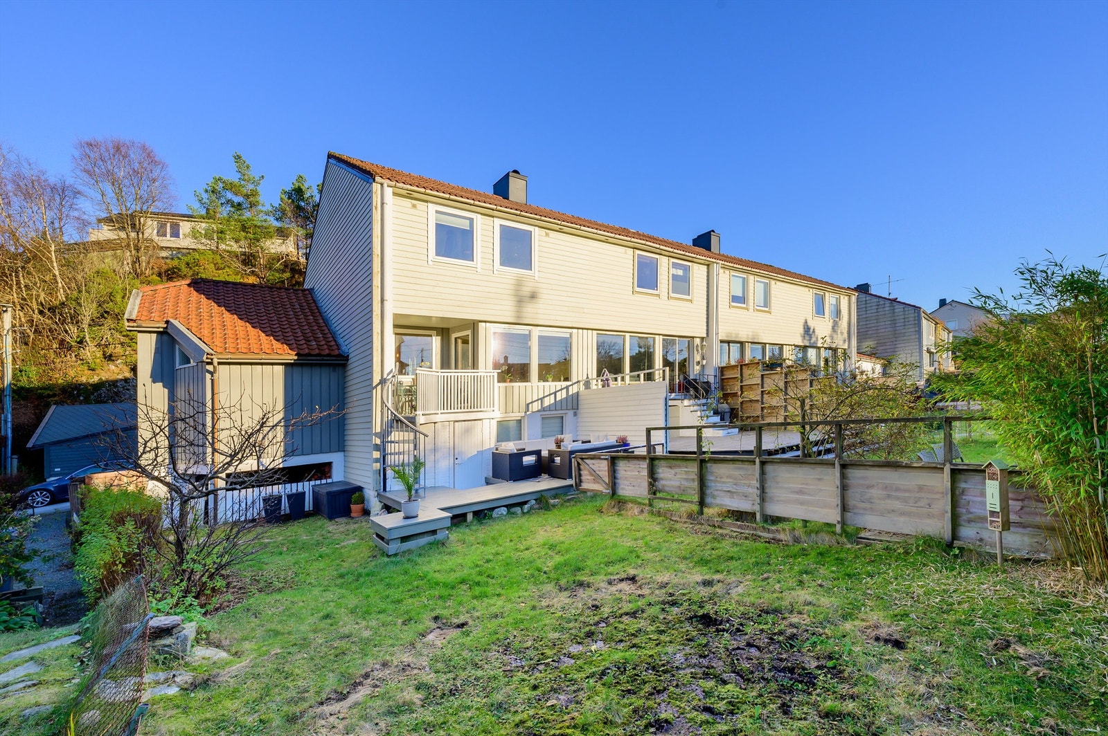 Tomten er større enn man tror! Den strekker seg forbi gressplenen og opp til en hellelagt platting. Galleribilde