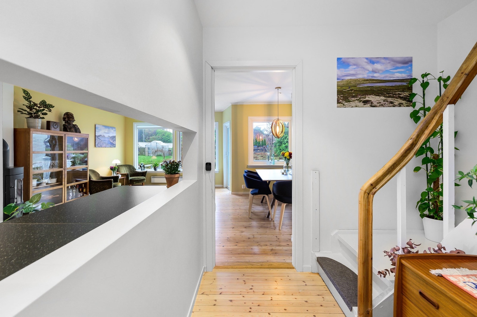 Boligen er betydelig modernisert i nyere tid, både av tidligere og nåværende eier. Den fine kombinasjonen av moderne kvaliteter sammen med opprinnelig sjarm sikrer et lunt, og godt hjem. Galleribilde