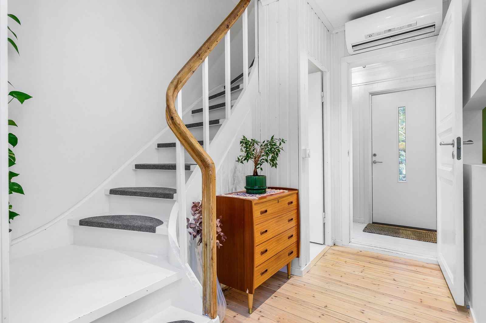 Fra innergangen har man tilkomst til boligens 2. etasje, samt til kjeller. Vi begynner oppe. Galleribilde