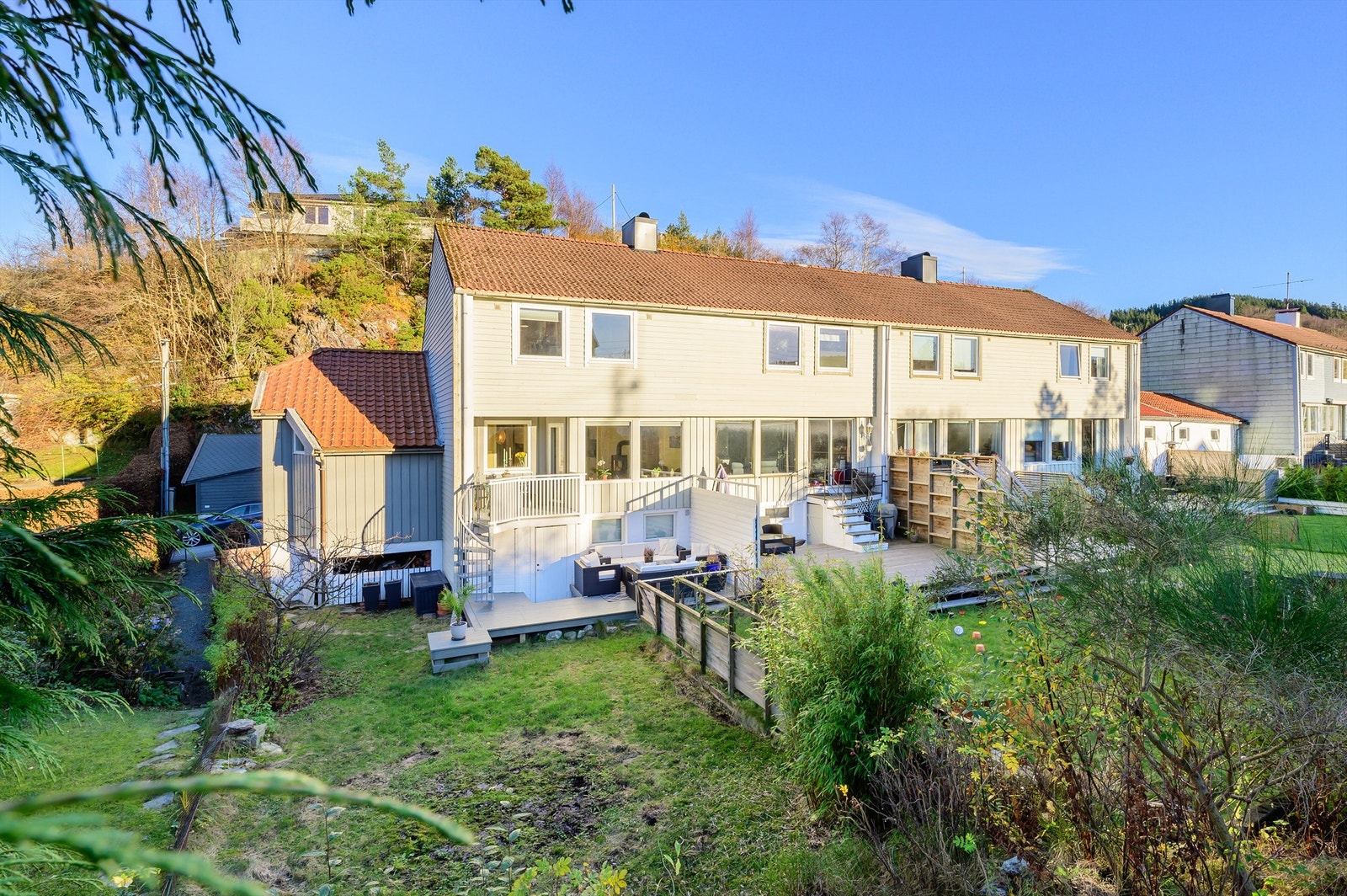 Den sørvestvendt markterrassen måler ca 17 m2, og selger opplyser om gode solforhold fra tidlig morgen til sen kveld. Hagen er beplantet, men med god hjelp av et par grønne fingre vil den bli et eldorado for familiens små og store medlemmer. Galleribilde