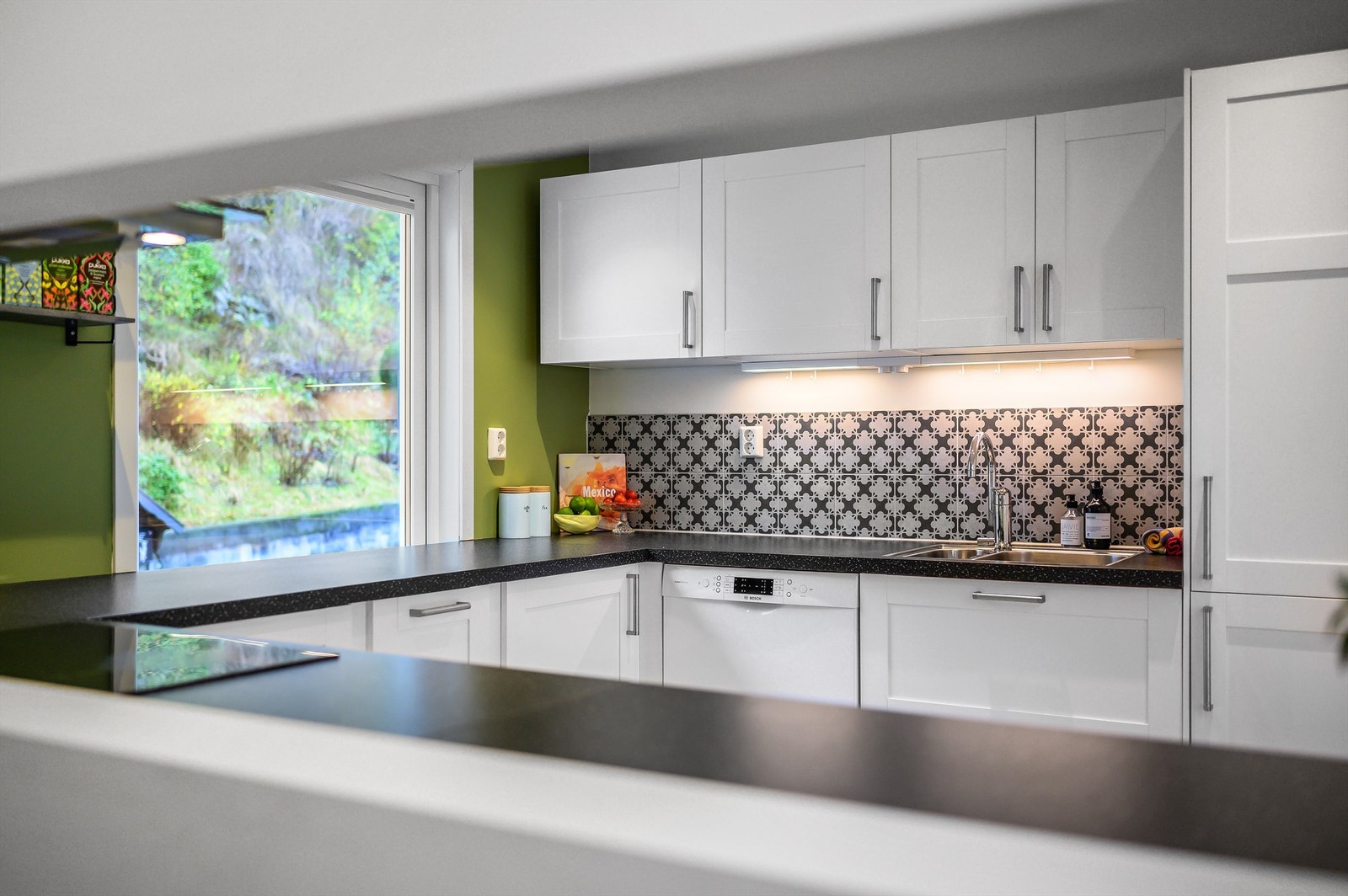 Oppsummert et innbydende kjøkken som vil gi husets kokk gode arbeidsforhold! Galleribilde