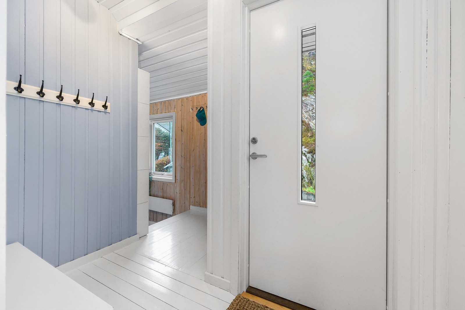 Det første som møter deg er en romslig entré med tilhørende gang. Galleribilde