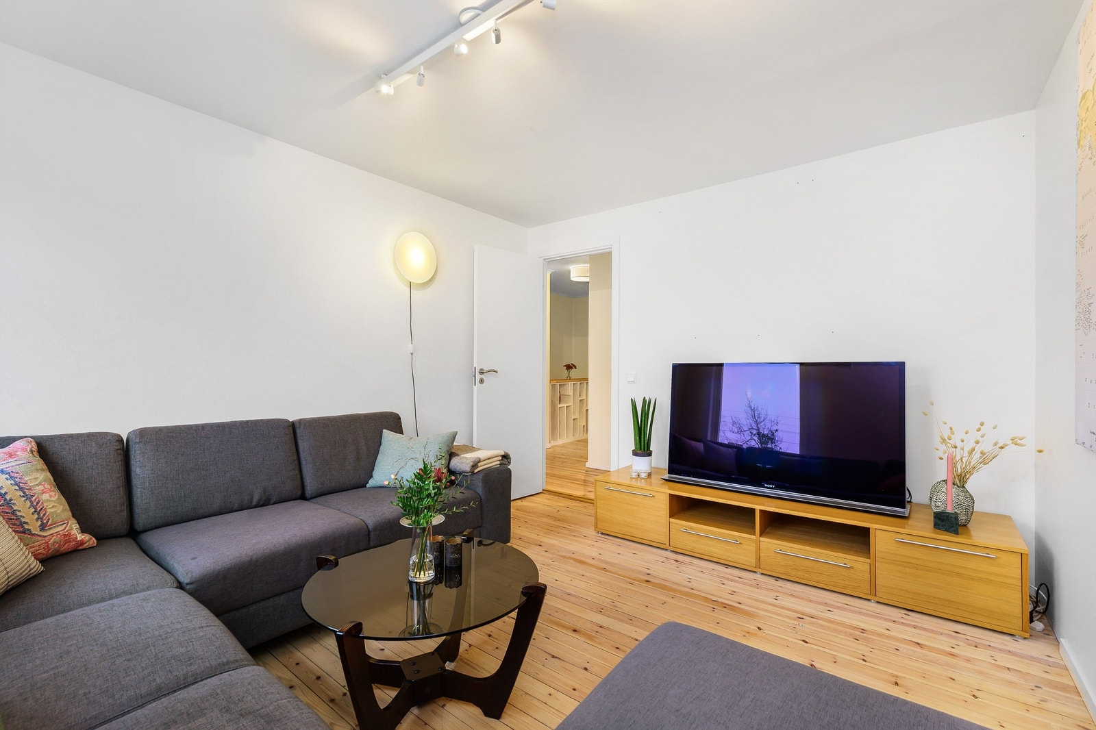 Hovedsoverommet er i dag innredet som en ekstra stue. Rommet vil ha god plass til dobbeltseng og øvrig ønsket utstyr. Galleribilde