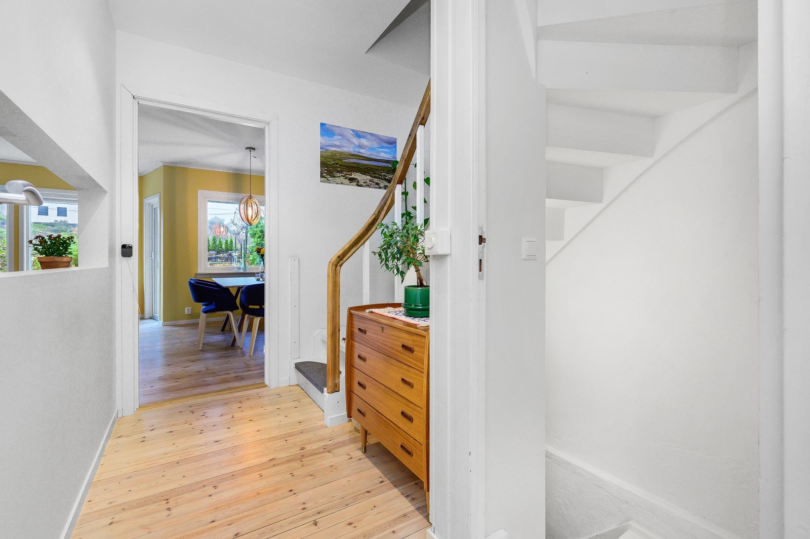 Tilbake i gangen nede følger vi trappen ned til underetasjen. Se mer informasjon under punktet Ferdigattest i salgsoppgaven vedr. manglende godkjenninger for varig opphold, og redegjørelse av pågående søknadsprosess. Galleribilde