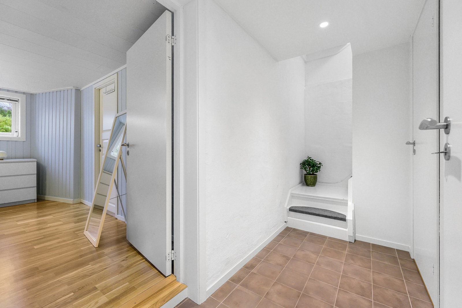 I kjelleren er arealet innredet med soverom, en stor bod, samt et lekkert baderom, og et vaskerom. Galleribilde