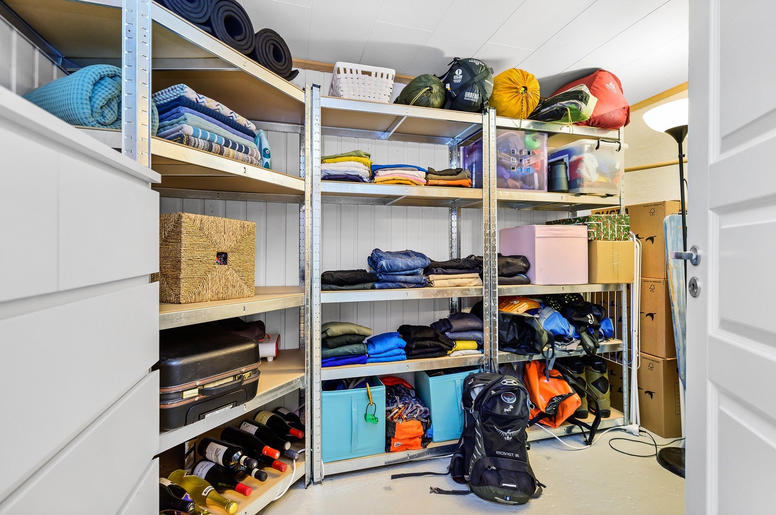 Tilknyttet soverommet er det en innvendig bod som benyttes som garderoberom, samt oppbevaring til øvrig utstyr. Galleribilde