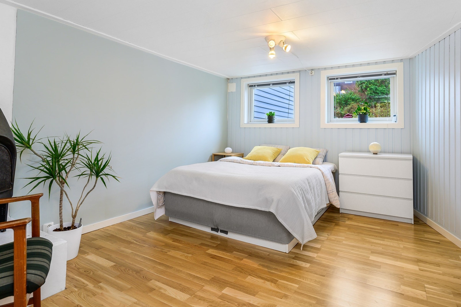 I denne etasjen finner man videre et stort rom som i dag benyttes som hovedsoverom. Nåværende eier har oppgradert rommet med parkett og varmematter. Rommet er ikke godkjent som soverom p.t., søknadsprosess for bruksendring er igangsatt. Galleribilde