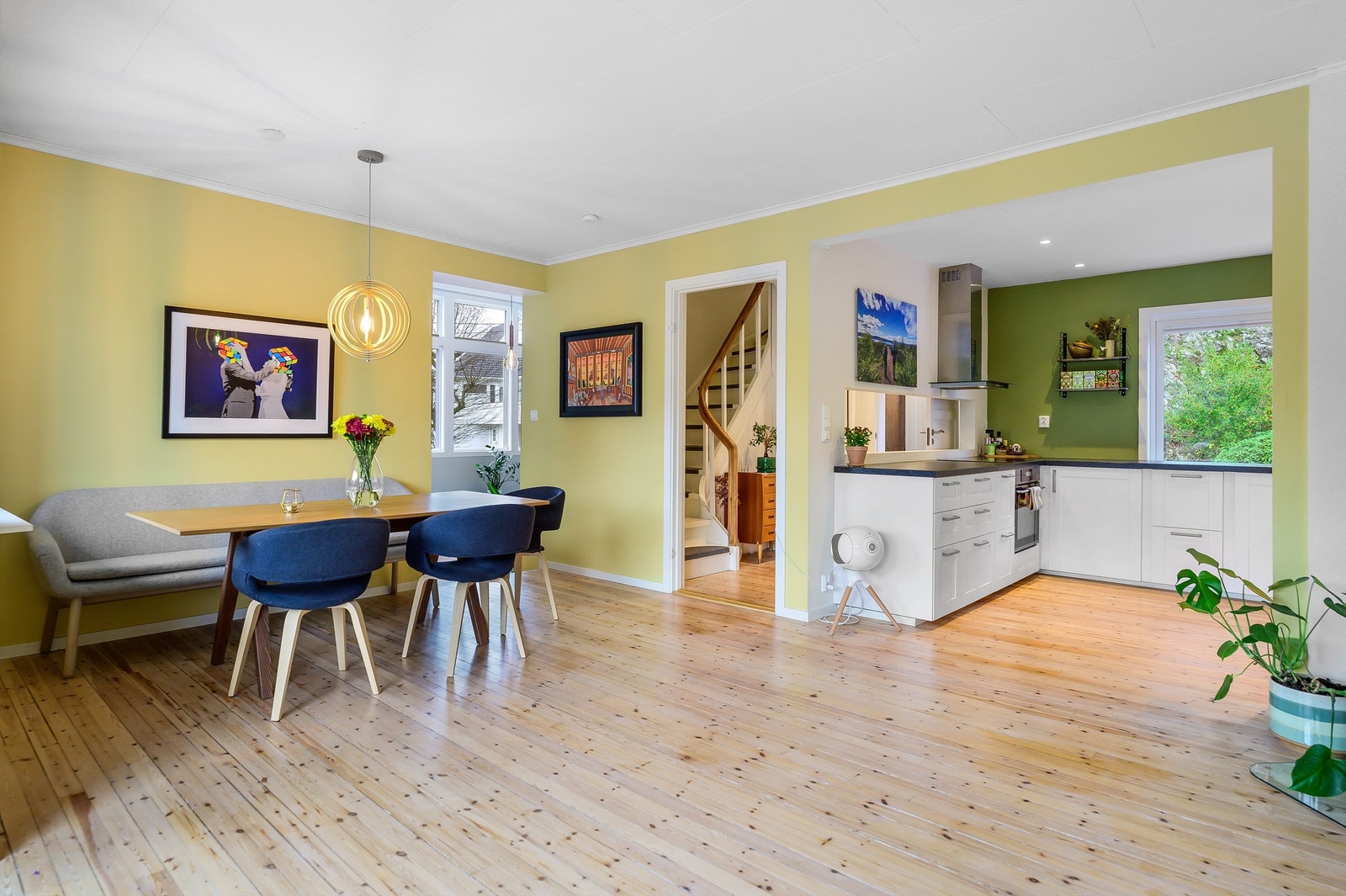 Tilbake innendørs ser vi at spisestuen i dag har fått en naturlig plassering med god tilknytning til kjøkkenet. Galleribilde