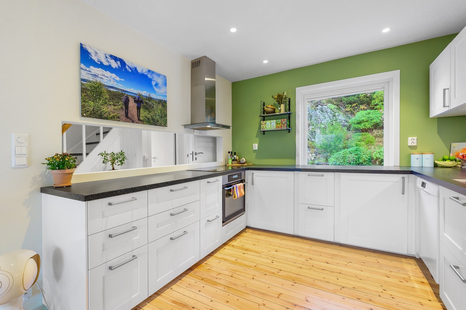 Kjøkkenet er levert av Ikea i 2016 og har en tidsriktig innredning med hvite profilerte fronter. I innredningen er det integrerte hvitevarer som stekeovn, platetopp og kjøleskap med fryser. Det er også en stilren veggmontert ventilator med avtrekk ut. Galleribilde