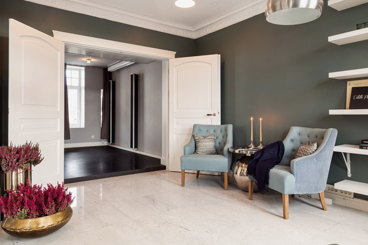 Innenfor kontoret i hovedetasjen finner man et eget kino rom. Galleribilde