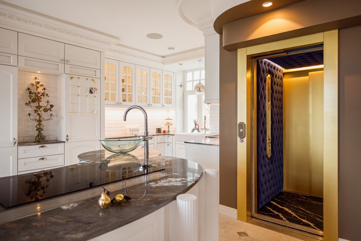 Heisen kan benyttes fra garasjekjeller eller fra hovedinngangen i 1. etasje, rett opp til leiligheten. Galleribilde