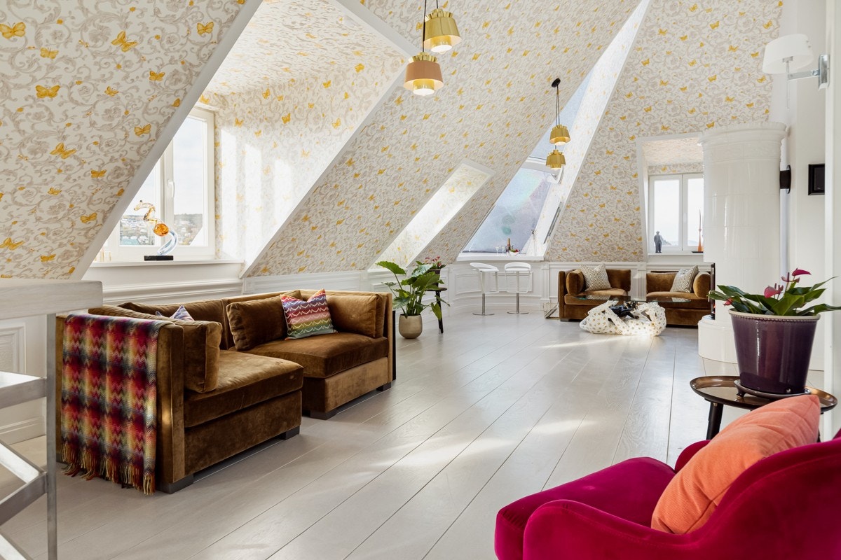 2. etasje har flere ulike typer Versace tapet på vegger og tak. Dette er felles for 3 soverom og stuen. Galleribilde