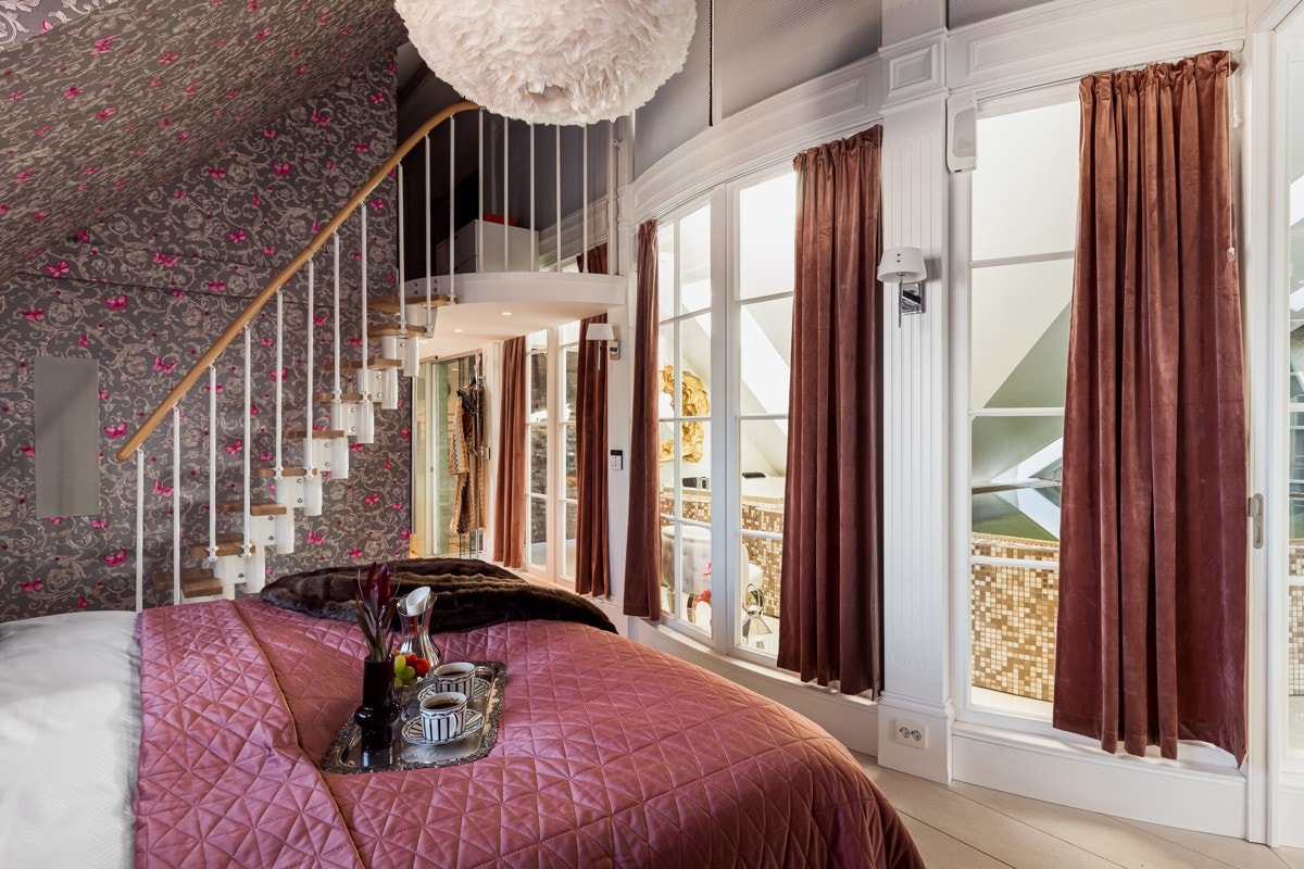 Det er installert varmepumpe på hovedsoverom og på kinorommet som brukes som aircondition på varme sommerdager. Galleribilde