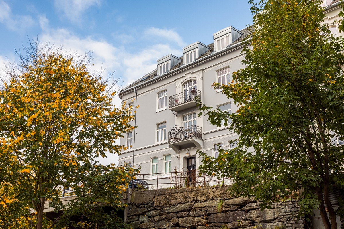 Bygården er oppusset og står i stil med den gjennomførte leiligheten. Galleribilde