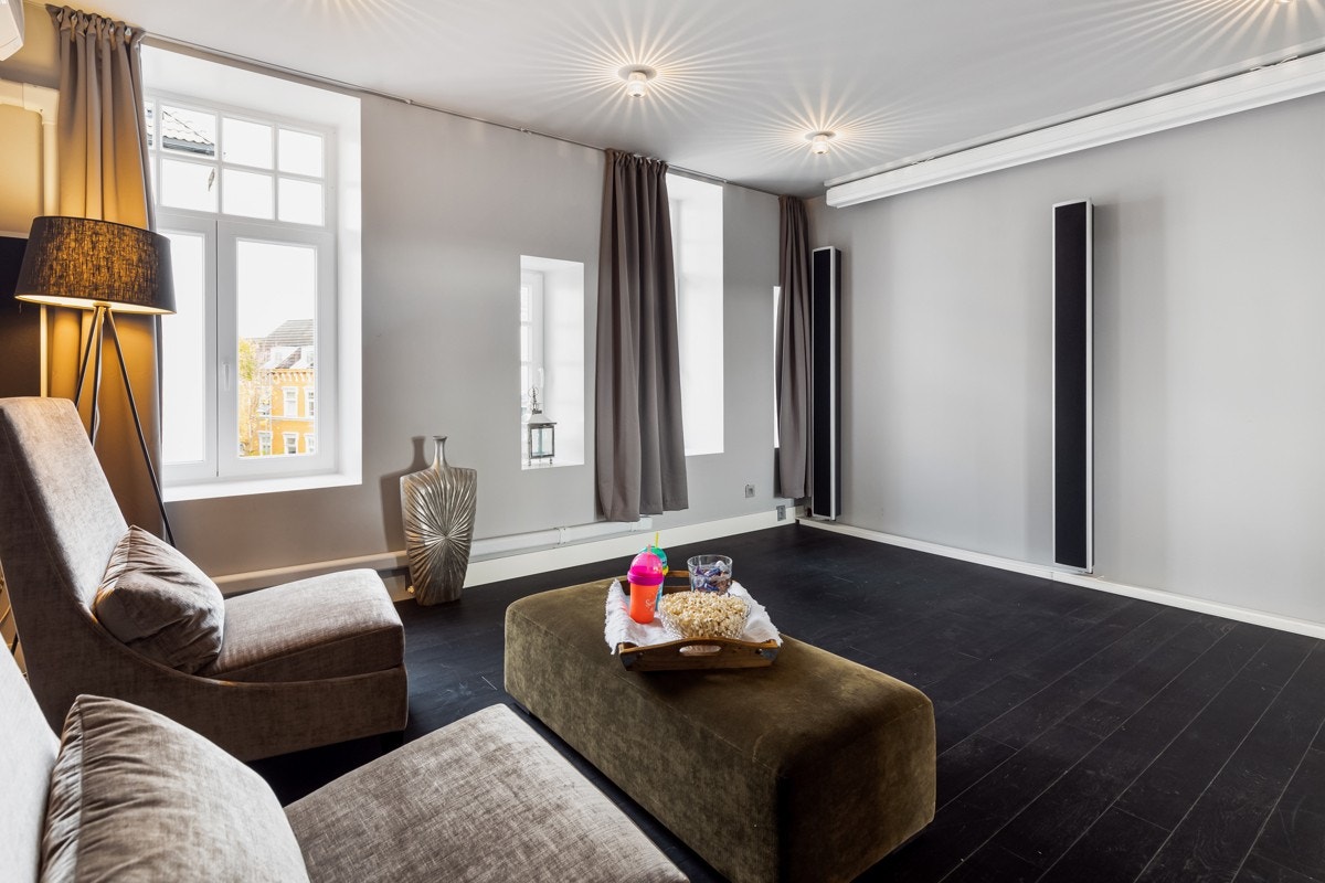 Her er det ikke spart på noe. Mot tilstøtende naborom er det lagt acoustiblok støydempende materiale i vegger og gulv for å forsterke kinofølelsen samt å lydisolere. Galleribilde