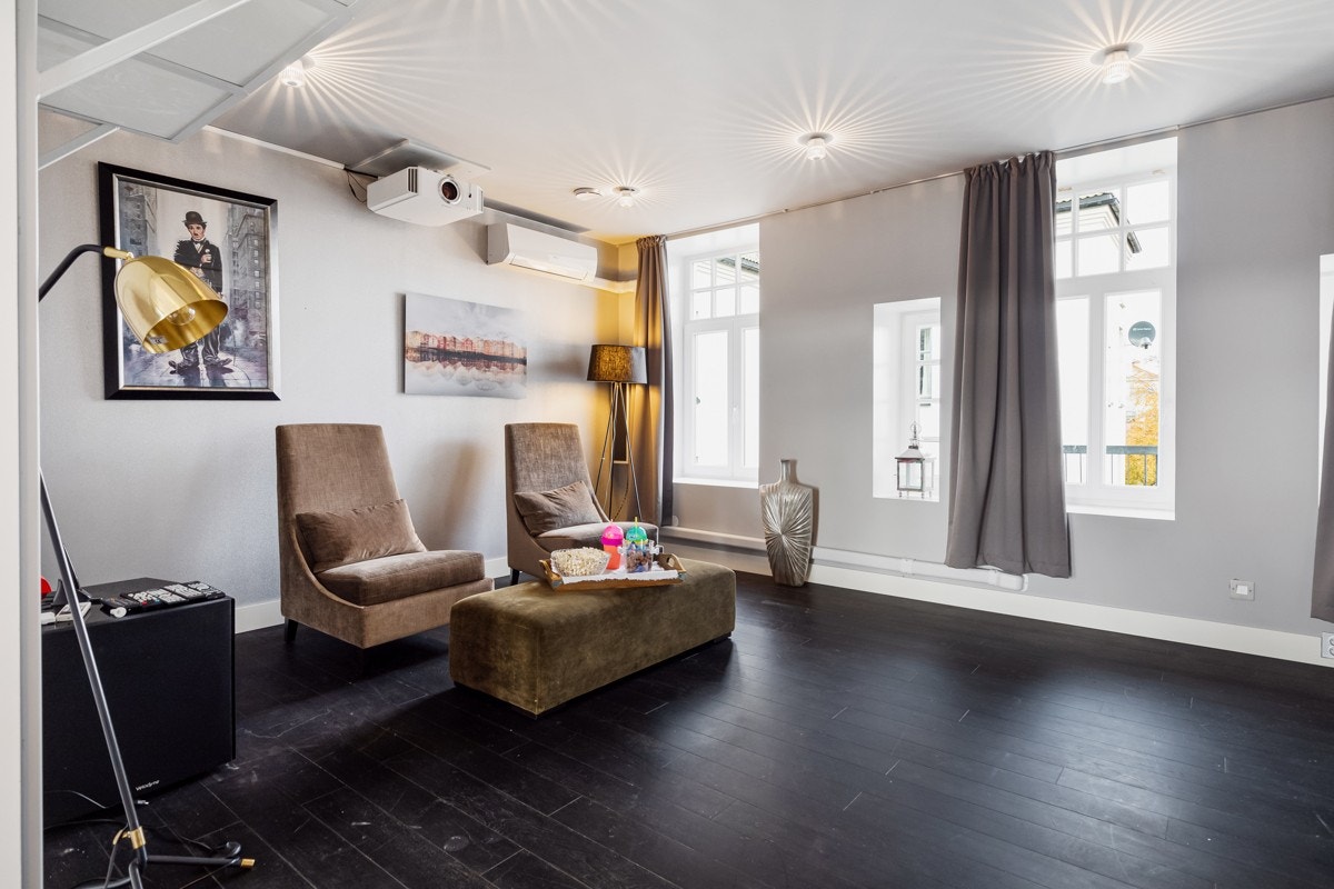 Det er et omfattende integrert lydanlegg i vegger og himlinger i hele leiligheten. Det er brukt acoustiblok i oppbyggingen av hele leiligheten for å isolere mot støy. Galleribilde