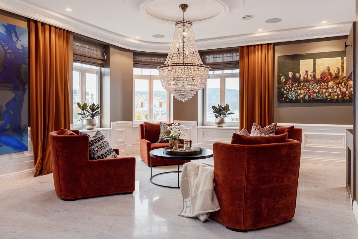 Stuen i hovedetasjen er romslig og er i dag innredet med 3 ulike soner. Galleribilde