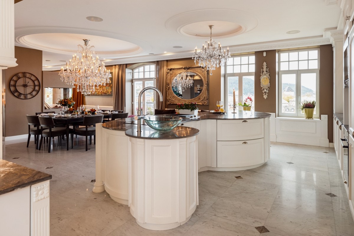 Det innholdsrike kjøkkenet er laget på mål av møbelsnekker. Galleribilde