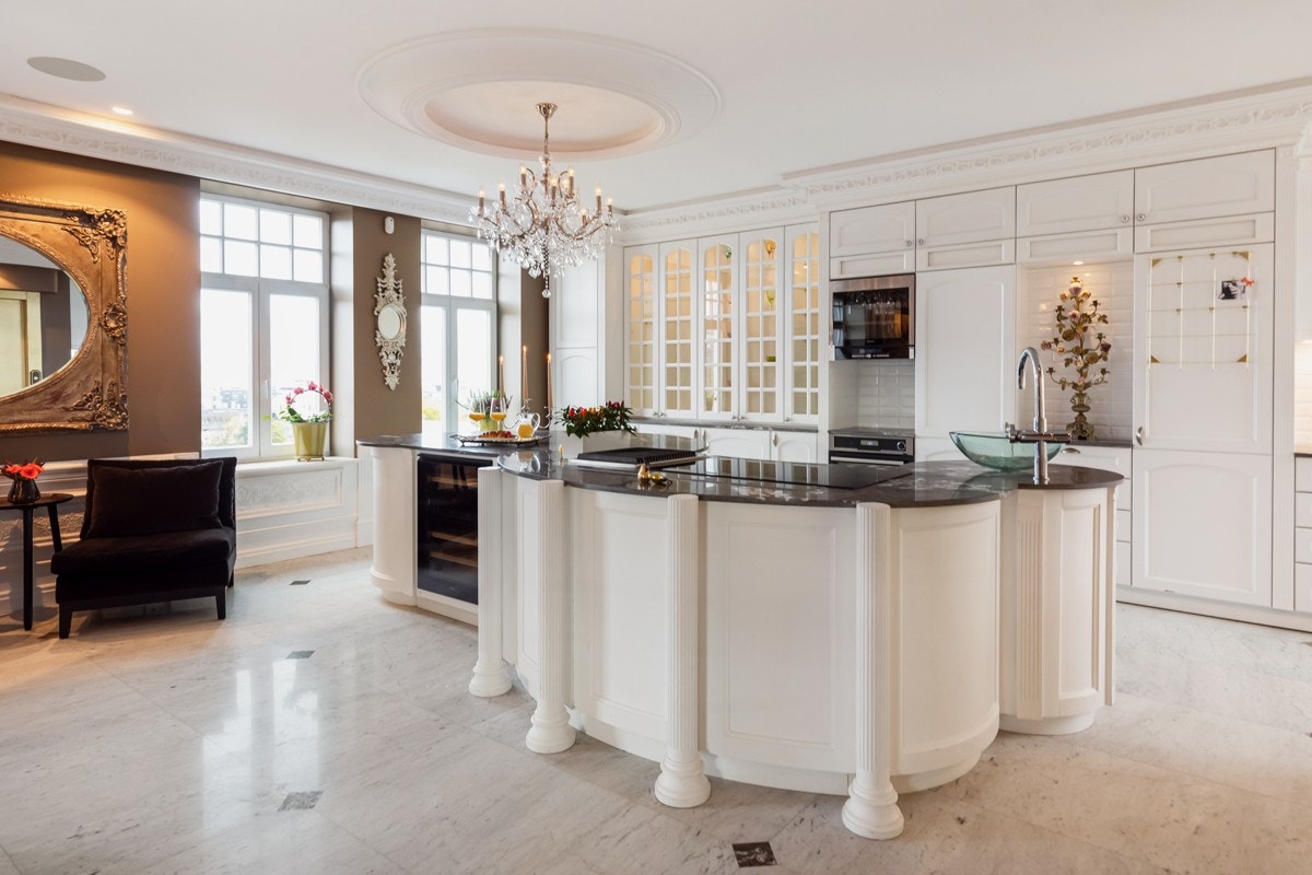 Store deler av hovedplanet har marmor på gulv. Marmoren er lagt og plass-slipt i leiligheten slik får man en optimal tilpasning. Galleribilde