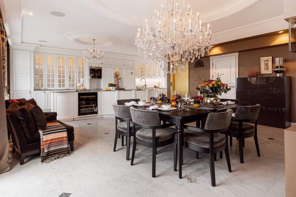 Flott lysekrone over spisebordet. Galleribilde