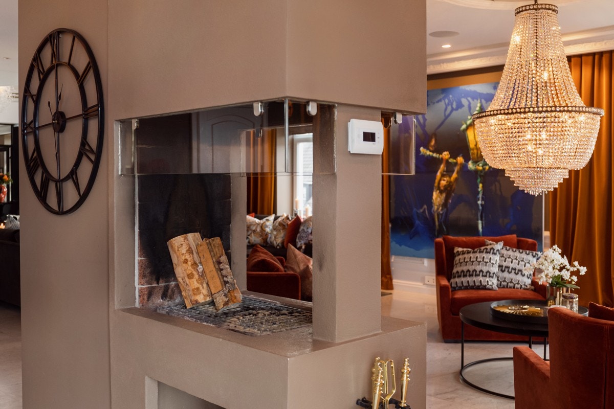 Flott peis deler den romslige stuen i flere soner. Galleribilde