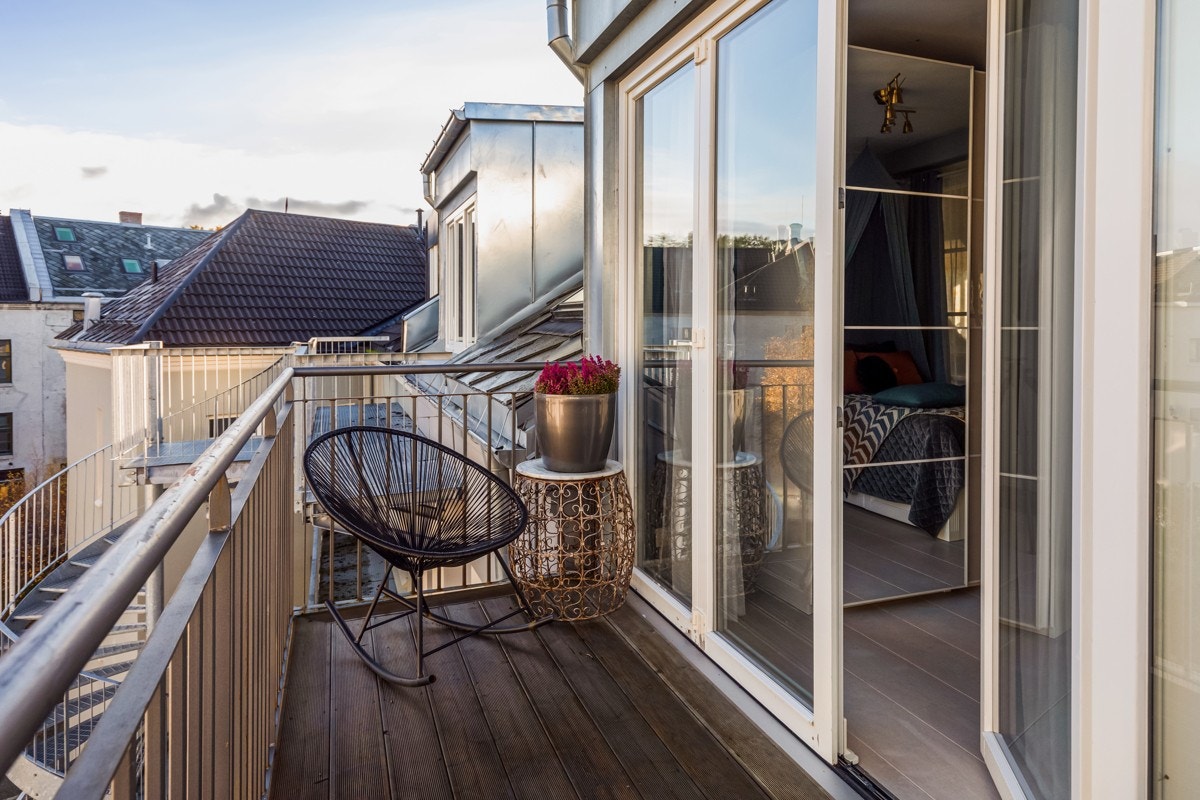 Leiligheten byr på flere uteplasser. Mot byen og fjorden har man 2 balkonger med dobbeldører som kan åpnes helt. Mot bakgården har leiligheten en større balkong med morgen og formiddagssol. Galleribilde