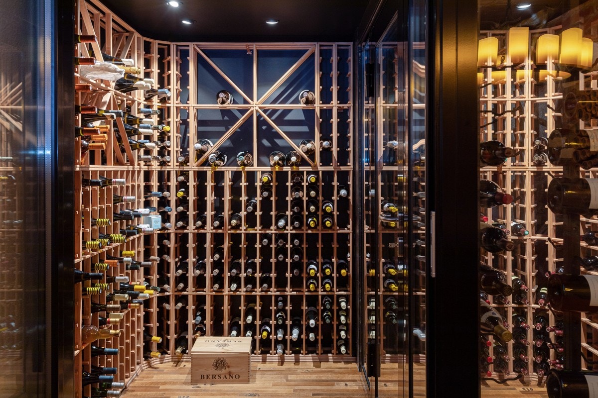 Selve vinkjelleren har plass til ca. 2000 vinflasker og er levert av Vinoteca i Oslo. Vinkjelleren har to rom for å kunne lagre med ulik temperatur. Rommene er delt med glassvegg. Galleribilde