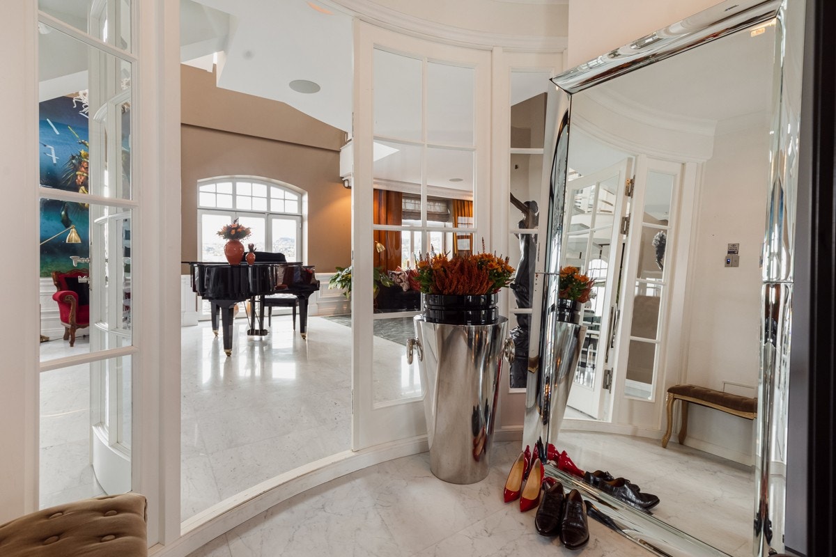 Velger man den flotte trappeoppgangen til leiligheten er dette entréen. Galleribilde