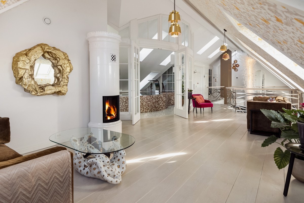 I 2. etasje er det installert flott kakkelovn. Galleribilde