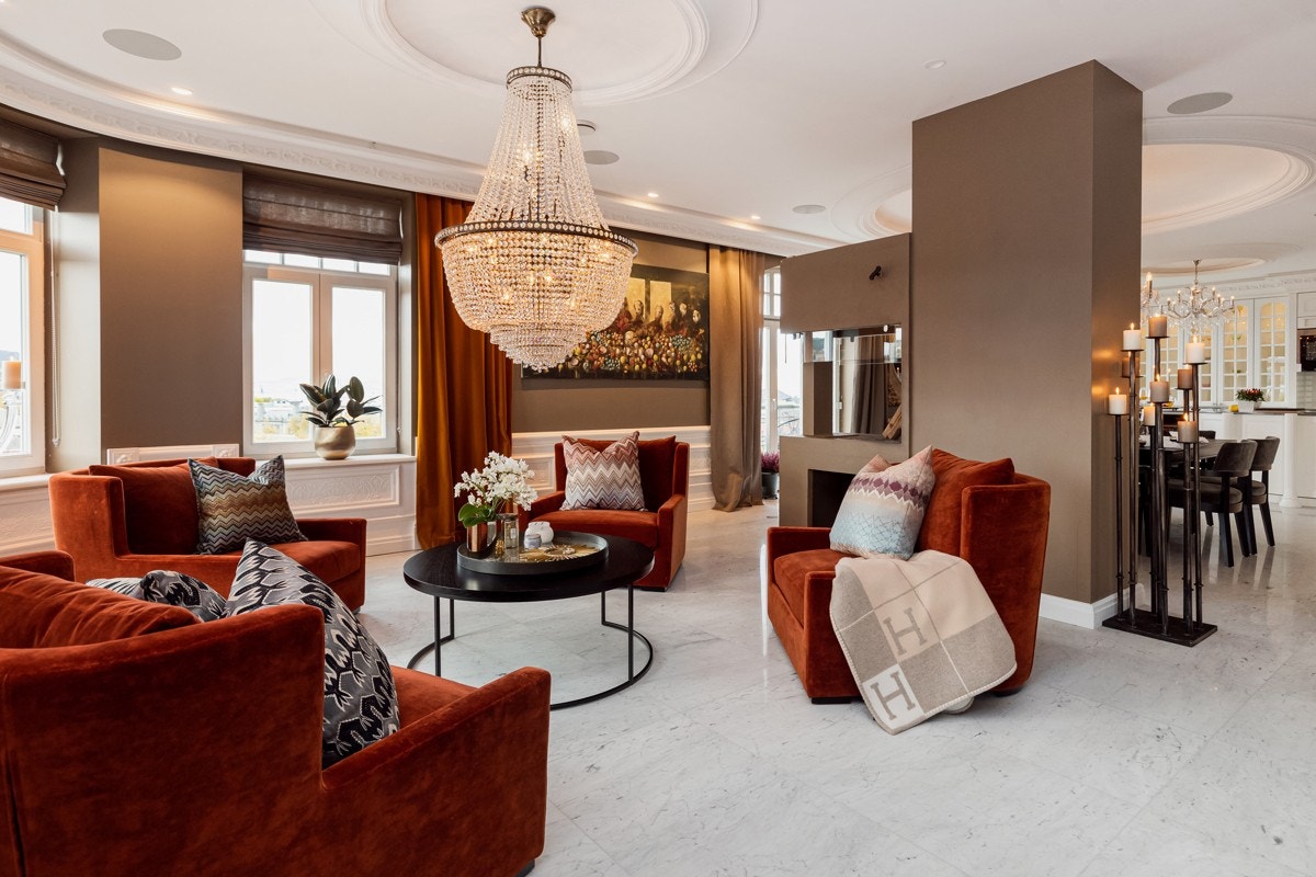 Sentralt i etasjen finner man en plassbygd peis, bygget av en dyktig lokal murer. Galleribilde