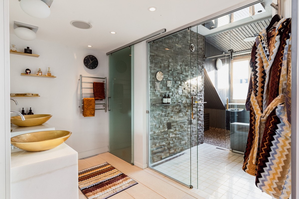 Dusjsonen har etablert 2 sluk og avløp, dette på grunn av vannmengden. Når tak og veggdyser er i drift, er dette nødvendig. Galleribilde