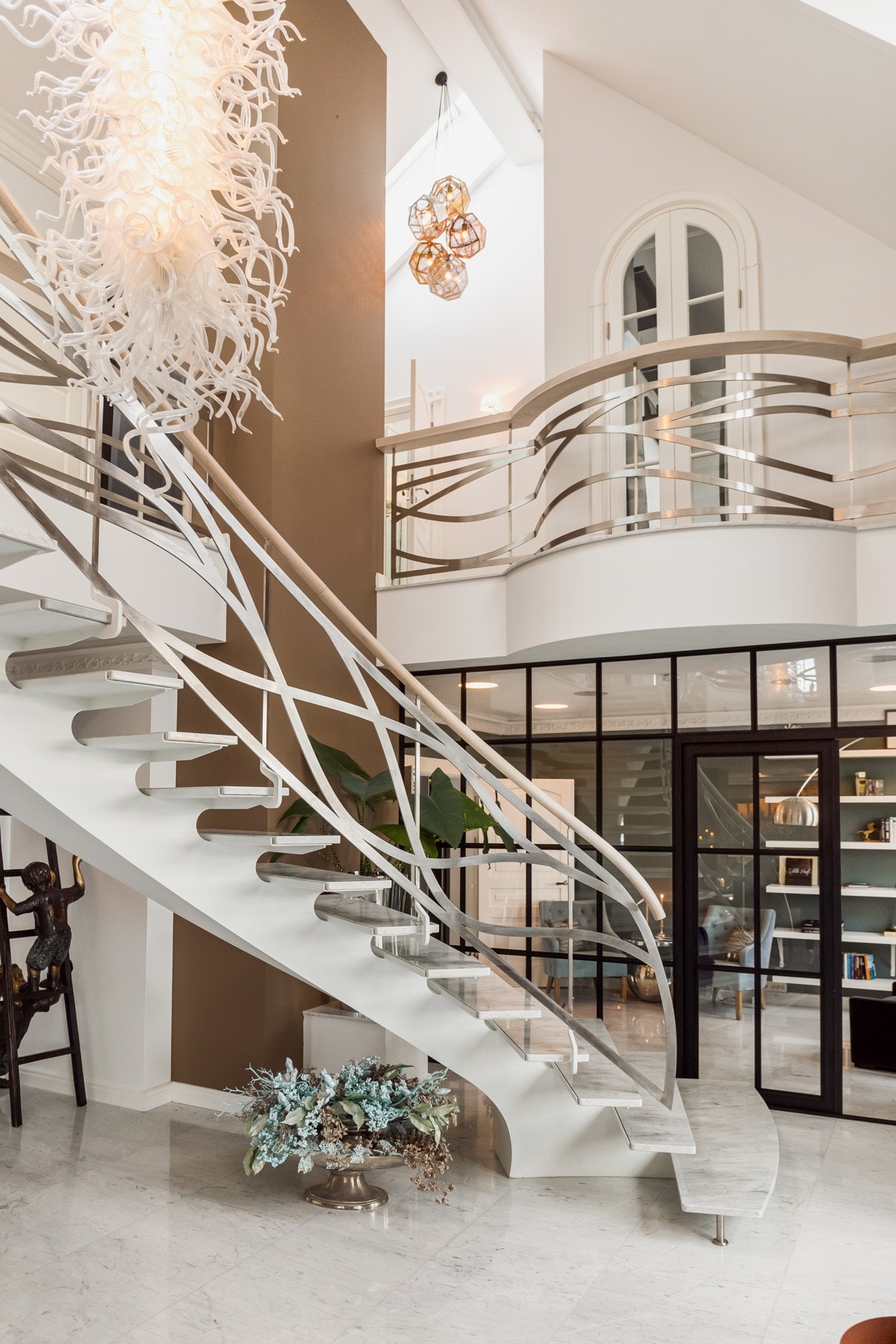 Mellom hovedplan og 2. etasje er det delvis åpen himling, på det høyeste er det ca. 6 meter himling. Her er det montert en 3 meter lang lysekrone. Monteringen av lysekrona tok 3 dager. Galleribilde